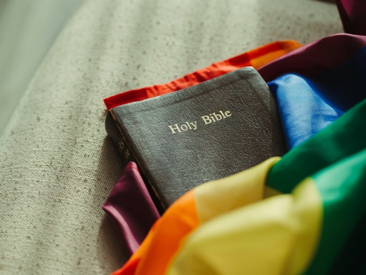 考據七個版本的《聖經》，論證上帝到底有沒有反同性戀？