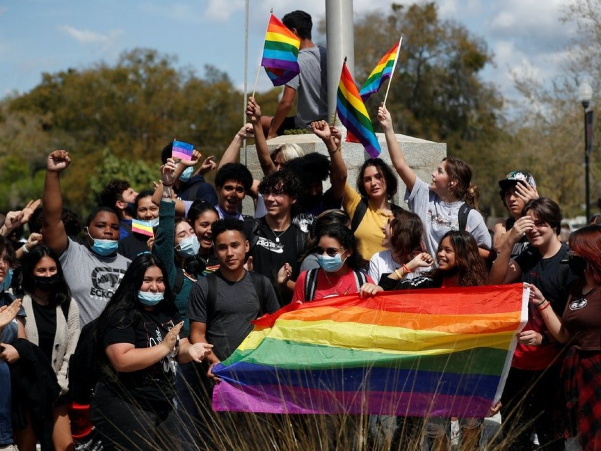 美國佛州通過「不說同性戀」法案引起示威抗議，迪士尼噤聲態度引起員工不滿