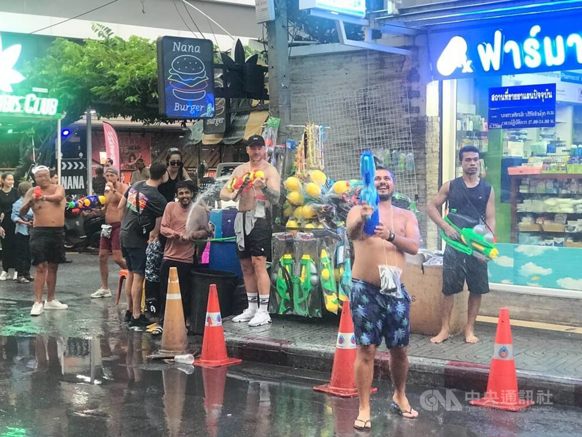 泰國潑水節將登場 曼谷街頭群眾聚集大打水仗